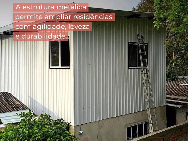 Ampliação residencial com estrutura metálica e fechamento em telhas metálicas