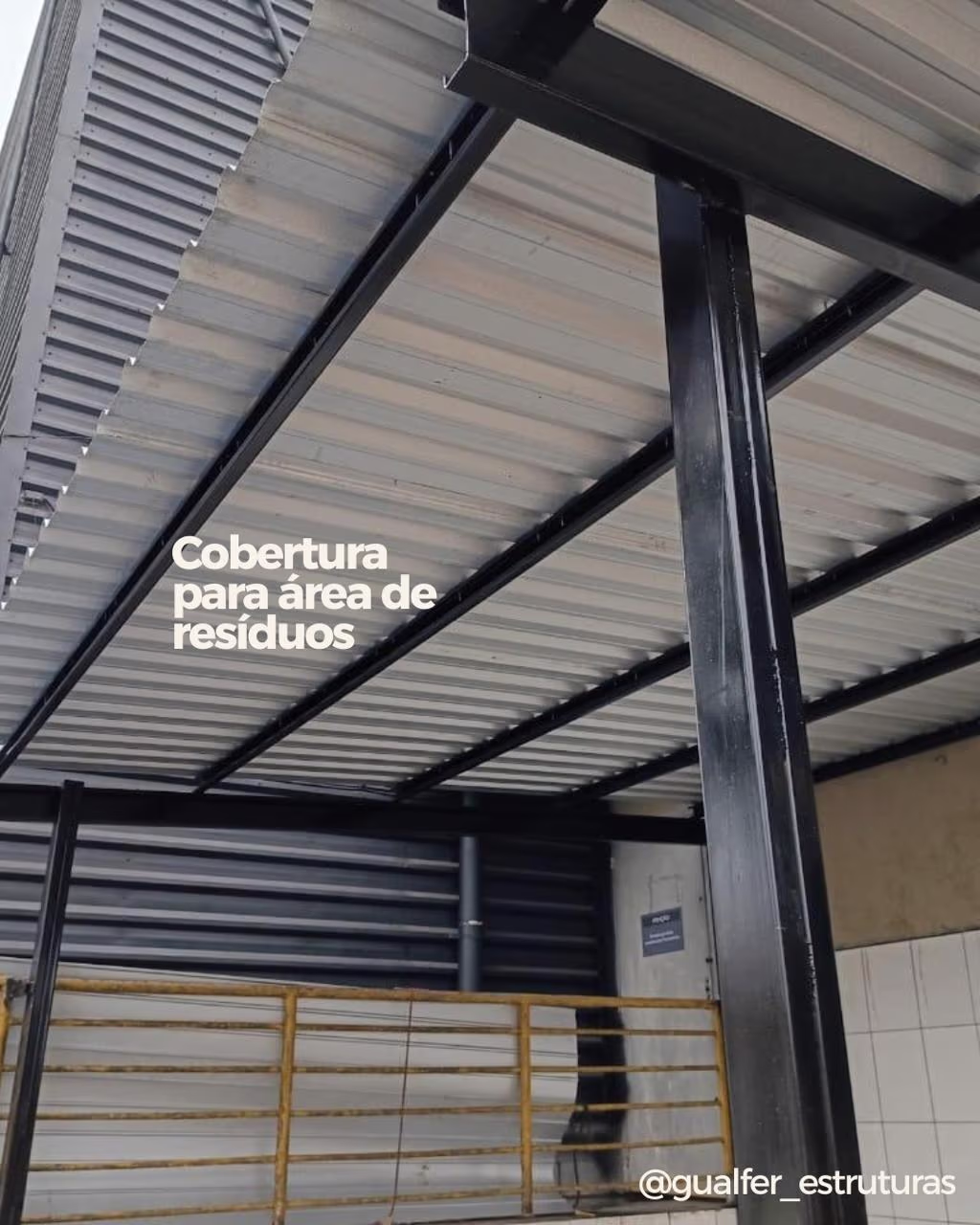 Detalhe da estrutura metálica da cobertura para área de resíduos