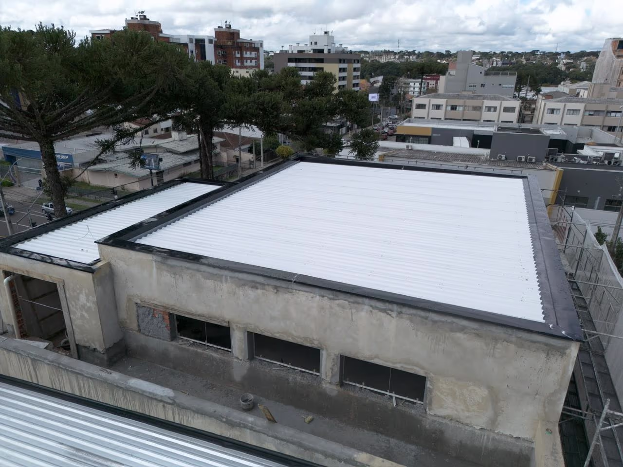 Cobertura em telha metálica com acabamento em rufos sobre a edificação do Hospital dos Olhos