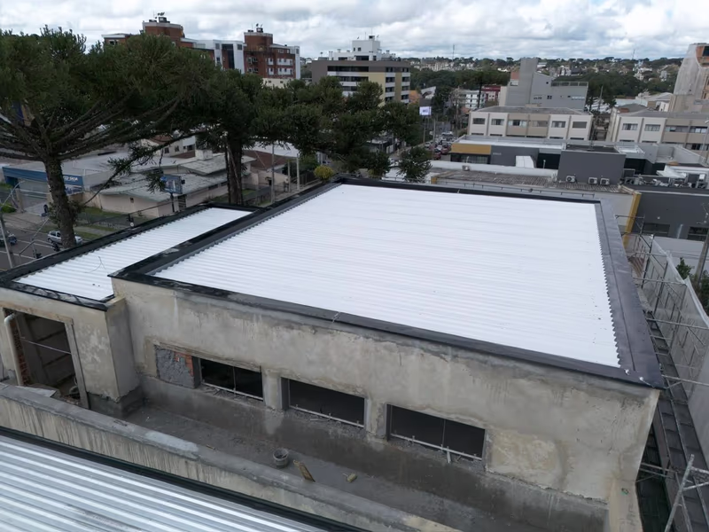 Vista aérea da cobertura metálica finalizada no Hospital dos Olhos, em Curitiba