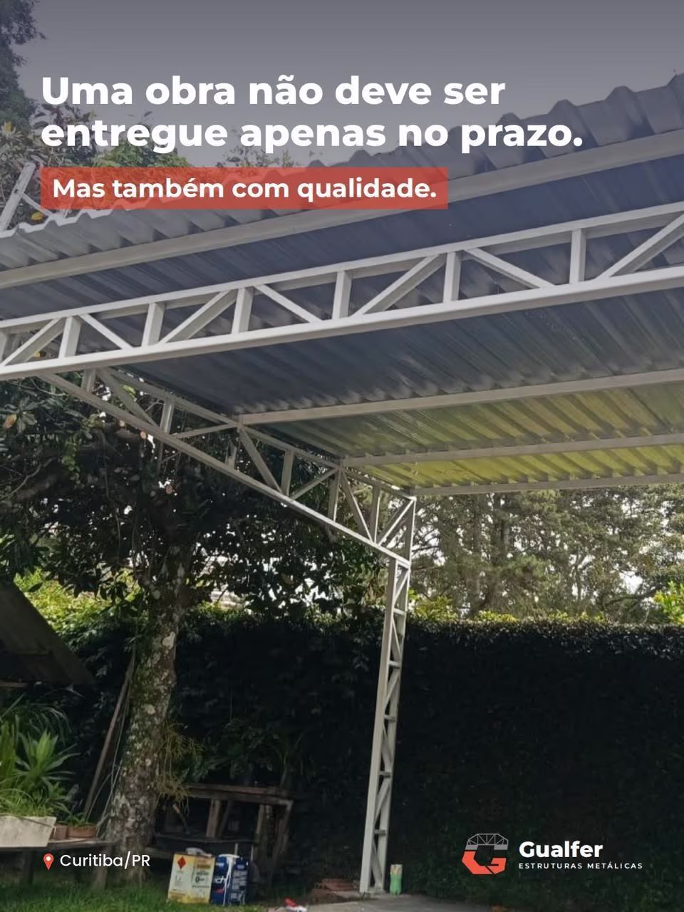 Cobertura metálica residencial com treliças em aço e telhas metálicas