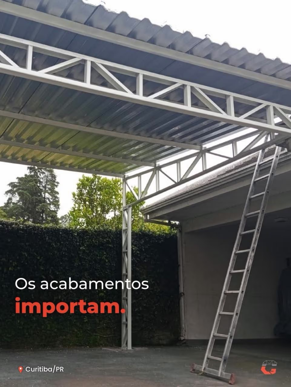 Detalhe do acabamento das treliças da cobertura metálica residencial em Curitiba