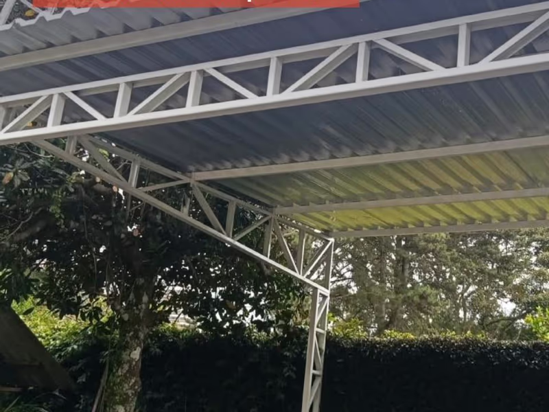 Cobertura metálica residencial com treliças em aço e telhas metálicas