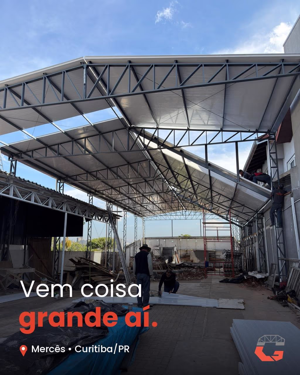 Montagem de estrutura metálica treliçada de grande porte no bairro Mercês, Curitiba