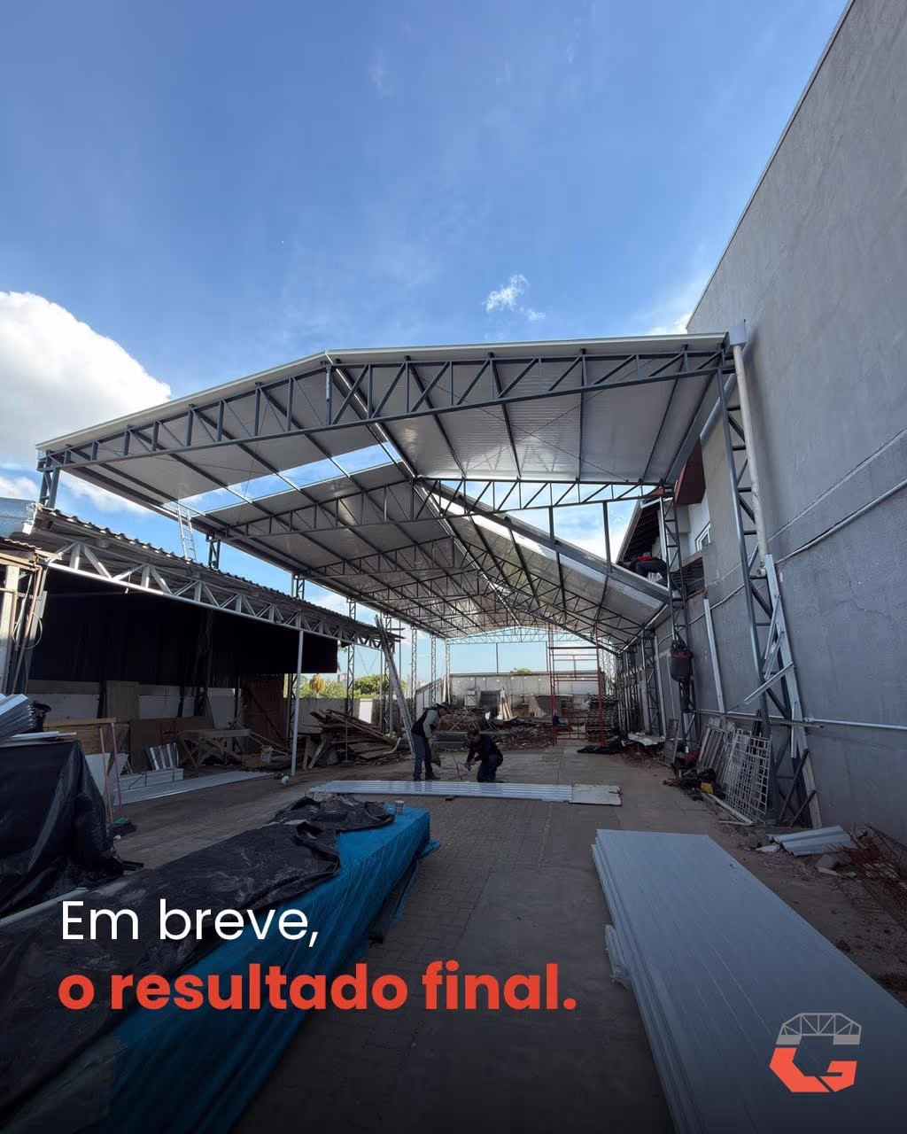 Equipe da Gualfer montando a cobertura metálica no bairro Mercês