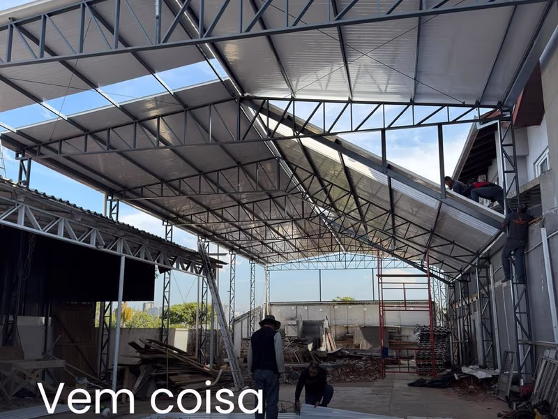 Montagem de estrutura metálica treliçada de grande porte no bairro Mercês, Curitiba