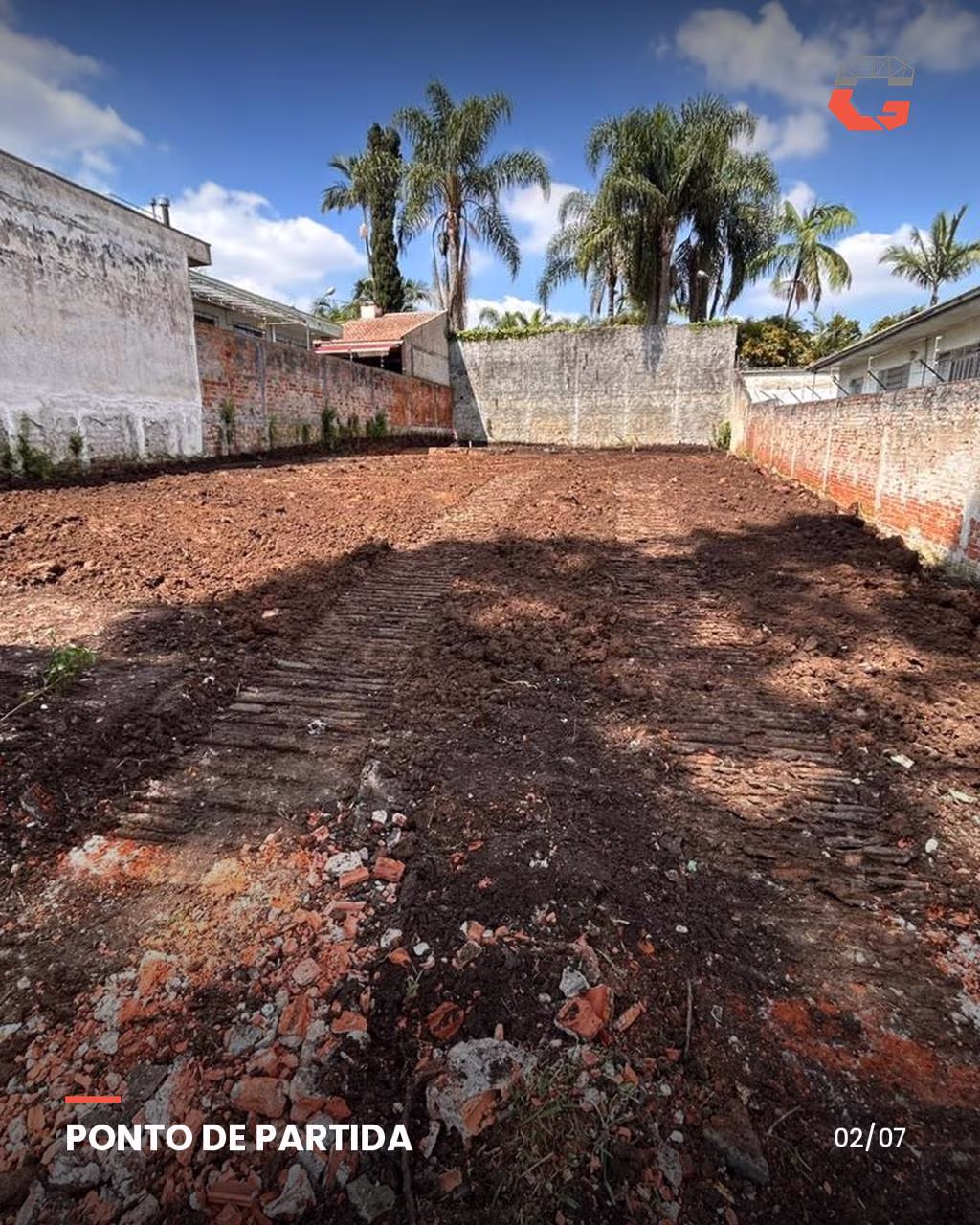 Terreno limpo e nivelado, ponto de partida da obra