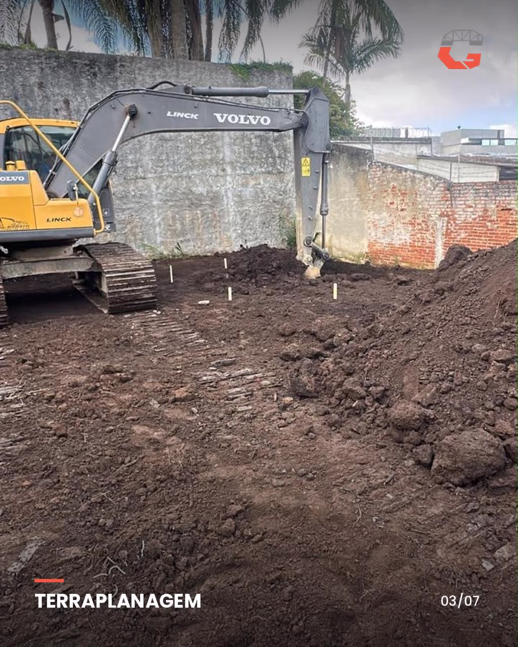 Escavadeira realizando a terraplanagem do terreno