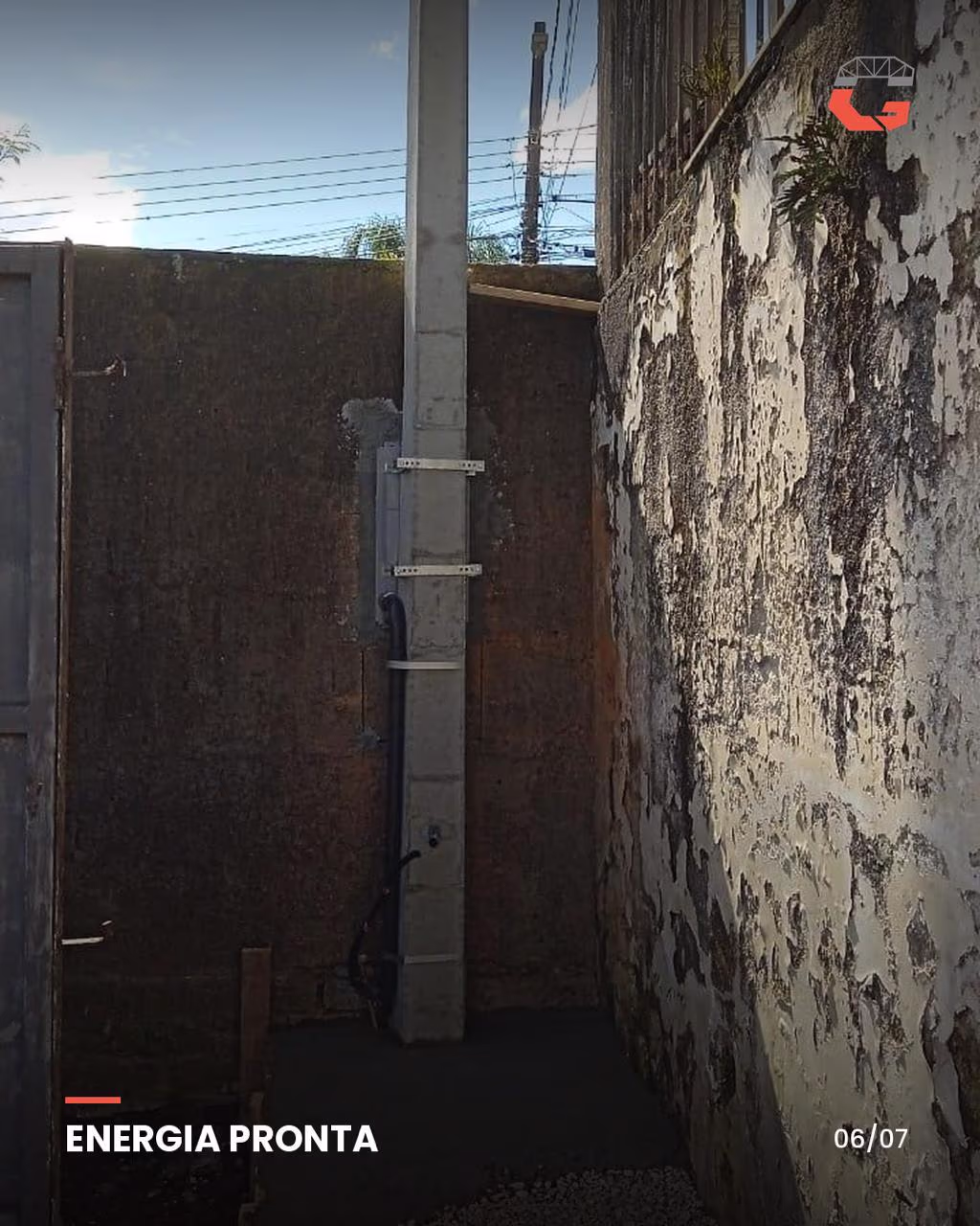 Entrada de energia instalada no canteiro de obras