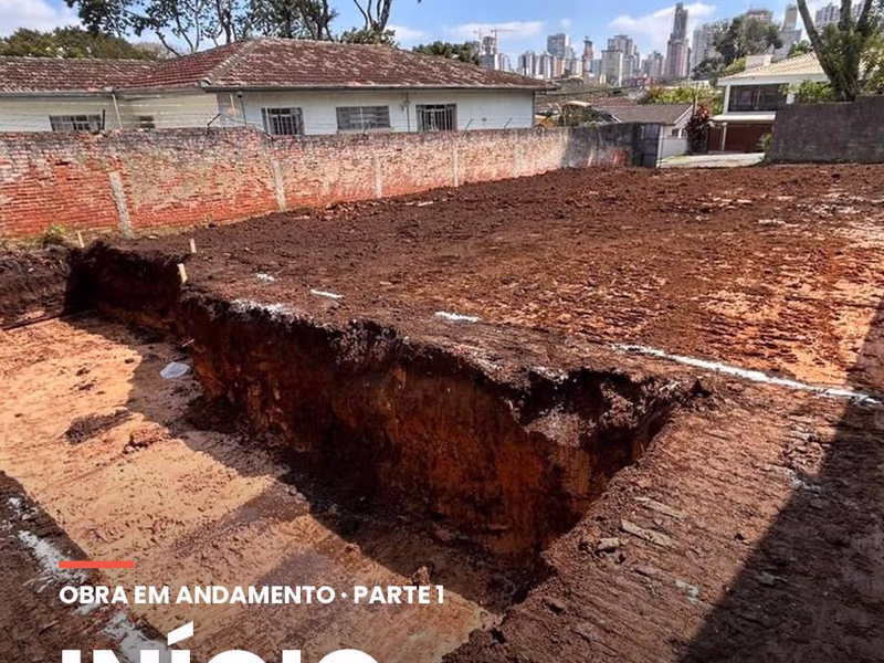 Início de obra: terreno preparado para as fundações, em Curitiba